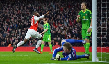 Arsenal y City avanzan sin apuros, Rooney salva al Manchester United