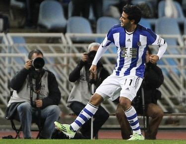 Carlos Vela marca tres goles y Real Sociedad toma un respiro