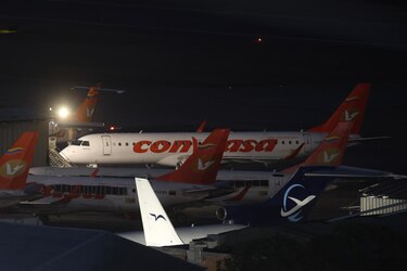 Cuatro aerolíneas internacionales cancelan vuelos a Venezuela tras alerta por ‘actividad militar’ en el Caribe