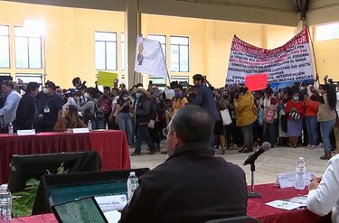 Presidente de México suspende acto público tras irrupción de manifestantes