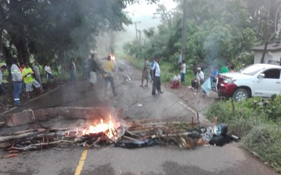 Cierran vía en la costa arriba de Colón