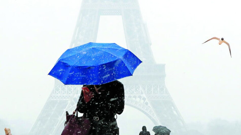 La Torre Eiffel fue cerrada por la nieve