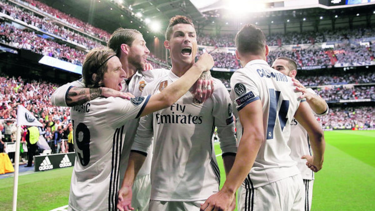 Cristiano Ronaldo (c) fue el encargado de marcar los goles para el equipo blanco.