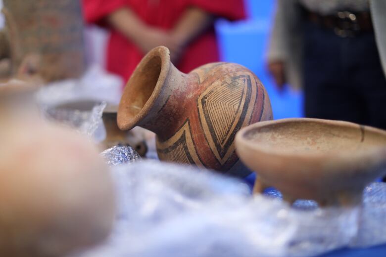 MiCultura recibe piezas precolombinas y artesanías para conservación