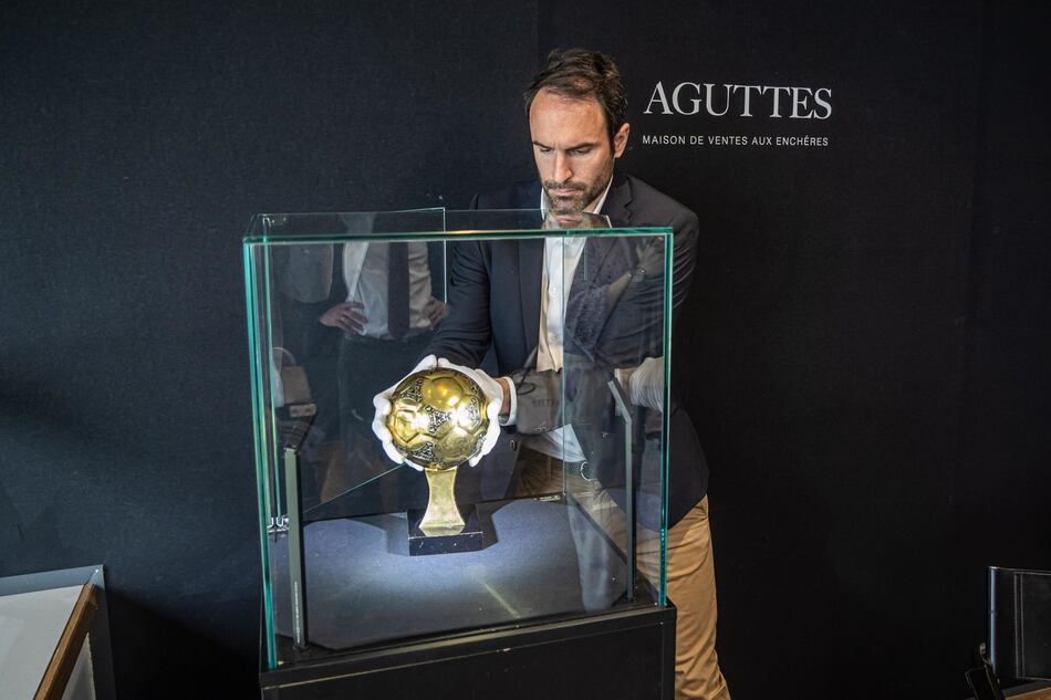 La justicia francesa ordena la incautación del Balón de Oro mundialista de Maradona