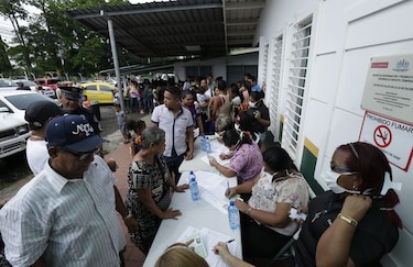 Panameños recorren centros de salud para vacunarse