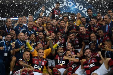 Bolsonaro quiere el regreso del fútbol en Brasil: “los jugadores deben sobrevivir”