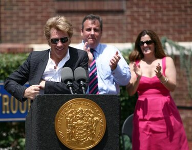 Bon Jovi dona 1 millón a víctimas de supertormenta