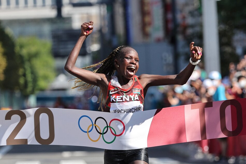 Jepchirchir derrota a Kosgei en doblete keniano en maratón olímpico femenino