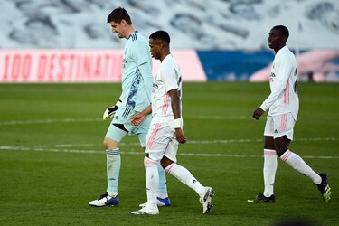 Real Madrid se aleja del título al caer 2-1 con el Levante