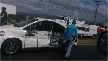 Varios heridos tras colisión vehicular en la vía Domingo Díaz
