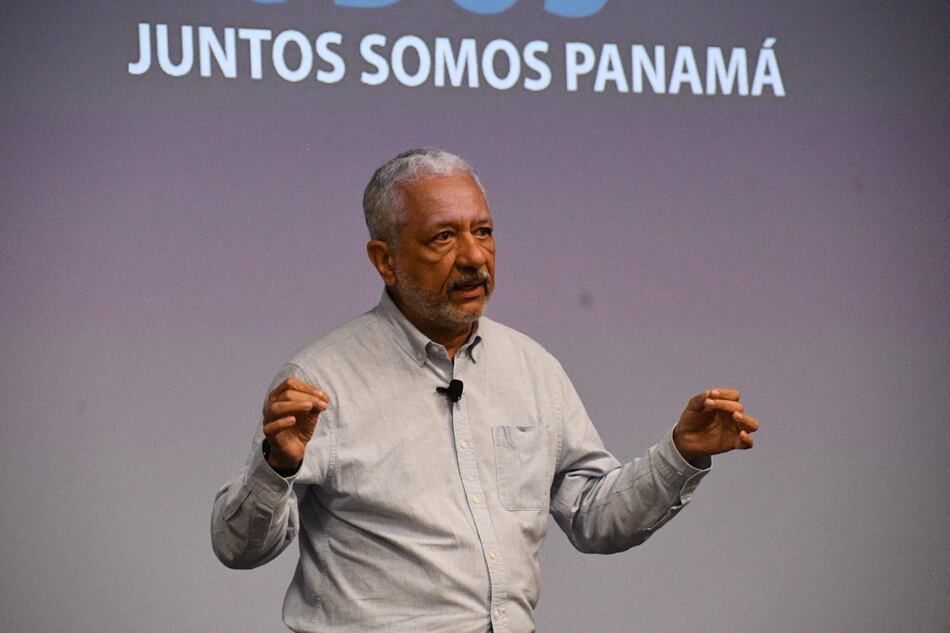 Canal de Panamá intenta varias rutas de escape ante crisis del agua