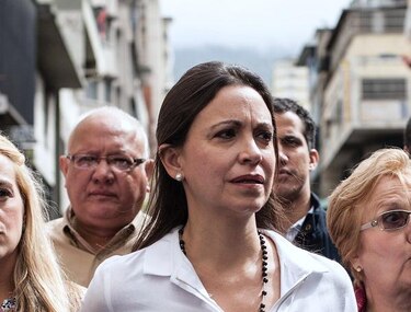 Tribunal prohíbe salir de Venezuela a María Corina Machado