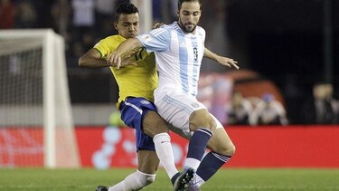 Argentina empata con Brasil y se hunde en la eliminatoria
