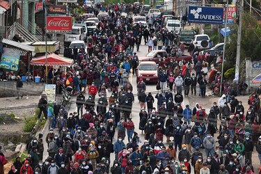 Guatemaltecos bloquean carretera para pedir la renuncia del presidente Giammattei