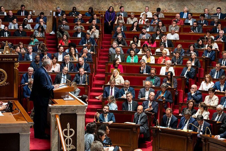 3 claves para entender la grave crisis económica y política que atraviesa Francia y que hizo caer al primer ministro de Macron