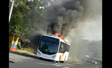 Video: Se incendia Metro Bus en Chilibre
