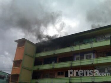 Bomberos controlan incendio en edificio de Colón