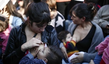 Protesta masiva en apoyo a mujer expulsada de una plaza por amamantar a su hijo