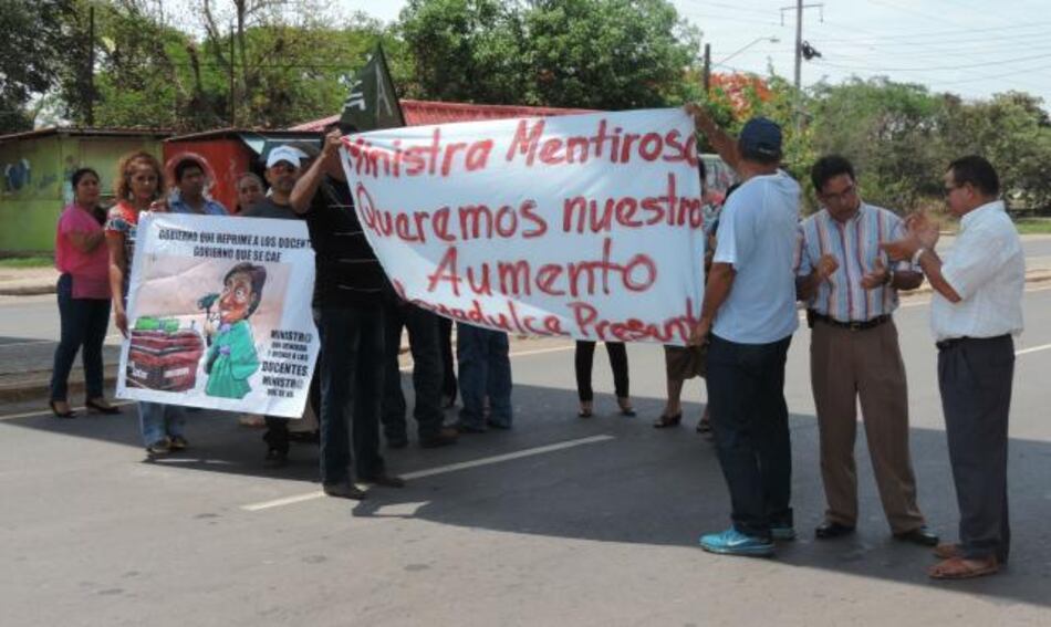 Docentes cierran vía en Aguadulce