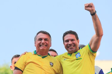 Bolsonaro defiende a su exjefe de inteligencia acusado de espionaje ilegal en Brasil