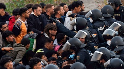 Las imágenes de la tensión durante el intento de desalojo de miles de migrantes de las playas de Ceuta