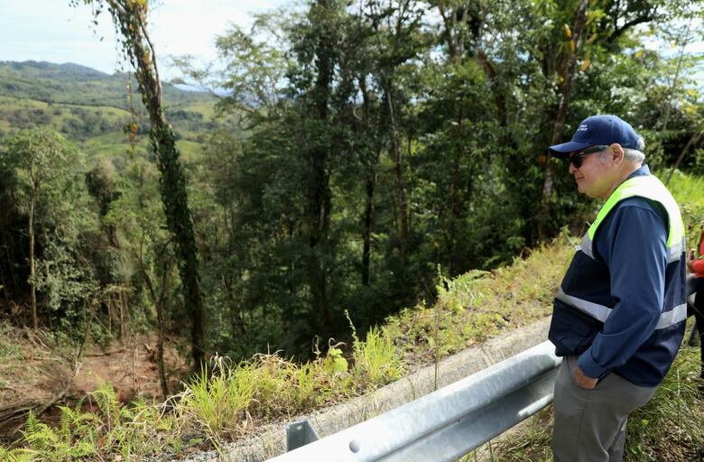 Deslizamiento amenaza carretera hacia la comunidad turística de Pixvae en Veraguas