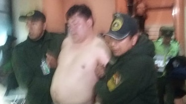 Diputado boliviano se desnuda luego de que se le impidiera abordar un avión