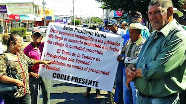 Jubilados protestan para exigir aumento en sus pensiones