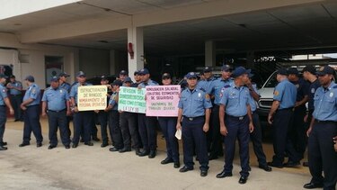 Bomberos santeños y herreranos protestan para exigir mejores condiciones laborales