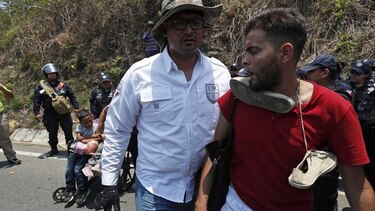Agentes federales arrestan a cientos de migrantes en México