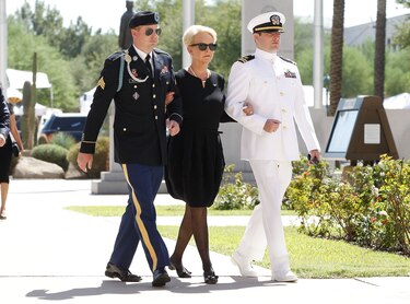 Los restos de John McCain yacen en el Capitolio de Arizona