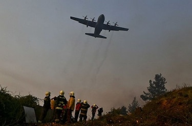 Bomberos y brigadistas combaten 61 incendios