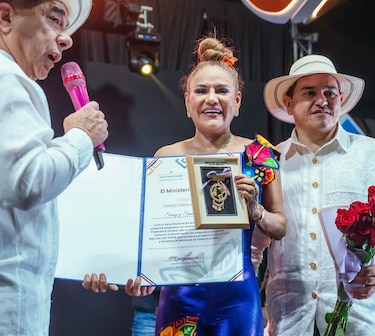 Samy y Sandra Sandoval reciben galardón por preservar la música típica panameña