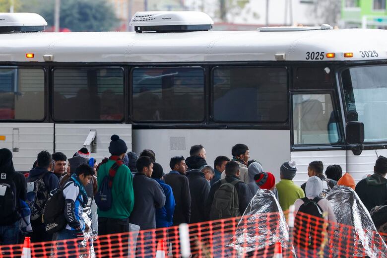 Nueva York demanda por $708 millones a compañías que han transportado migrantes a la ciudad