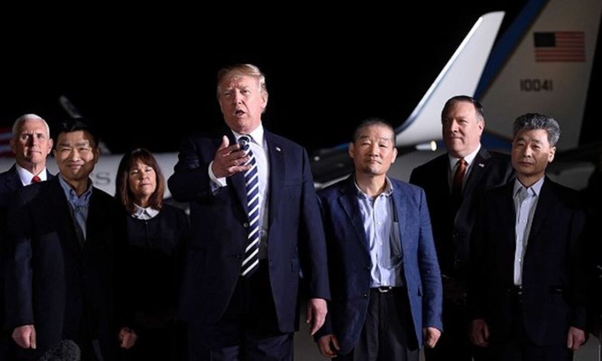 El presidente Trump se dirige a la prensa, luego de conversar con los tres estadounidenses liberados