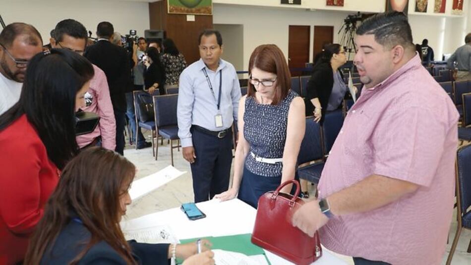 Hijos de Martinelli deben tomar posesión en persona ante Parlacen