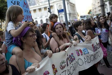 Brasil: miles protestan por prohibición total al aborto