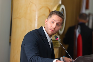 Mayer Mizrachi se deslinda de polémica por lema en nuevas placas vehiculares