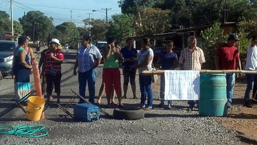 Moradores de Calle Antón a la espera de solución a la escasez de agua