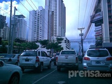Semáforo inactivo en la vía 12 de octubre afecta tráfico vehicular