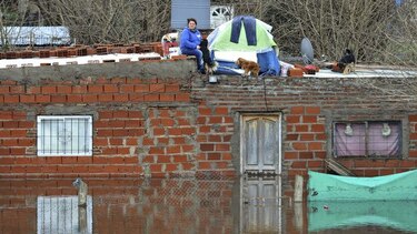Tres muertos y 20 mil evacuados por inundaciones; Gobierno duplica ayuda