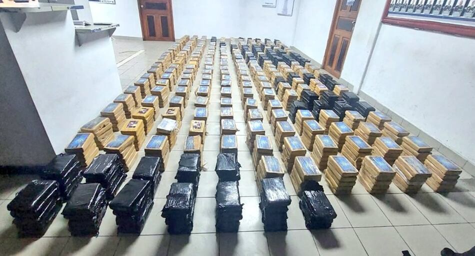 Decomisan 1,298 paquetes de droga en un puerto en Colón