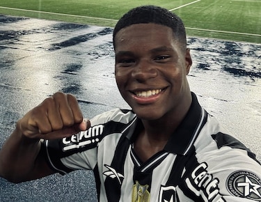 Botafogo celebra la convocatoria de Kadir Barría