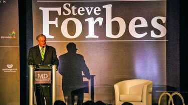 Claro y MD ofrecen conferencia con Steve Forbes