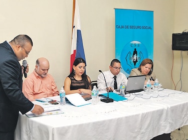 Alquiler  de ambulancias de la CSS, en su  recta final