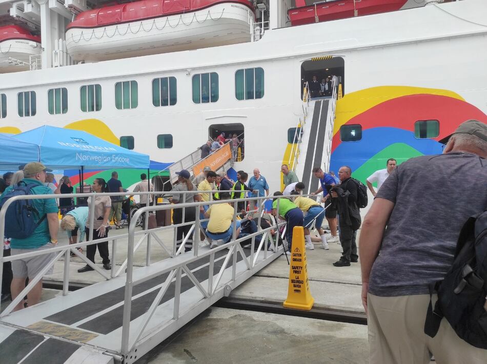 Al menos 7 turistas lesionados tras accidente en un andamio en la terminal de Amador