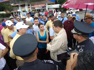 Trabajadores de Campos de Pesé reabren vía; comitiva se reúne con el Presidente
