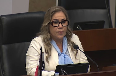 Presidenta de la Asamblea tilda de falsa la información sobre la planilla pero termina confirmando que tienen 8,308 funcionarios