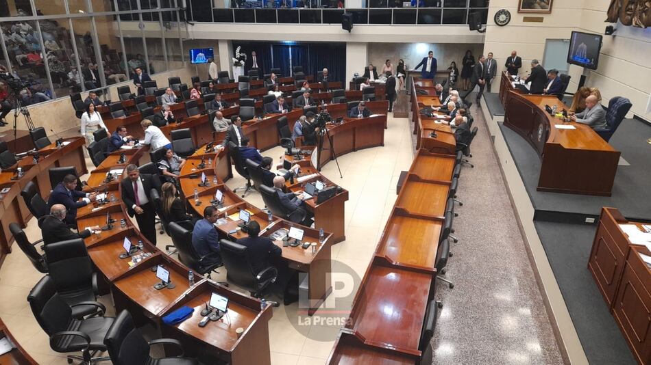 Diputados aprueban proceso abreviado para ratificar a magistrados de la Corte
